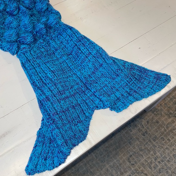 Mermaid Tail Knit Blanket - Picture 2 of 6